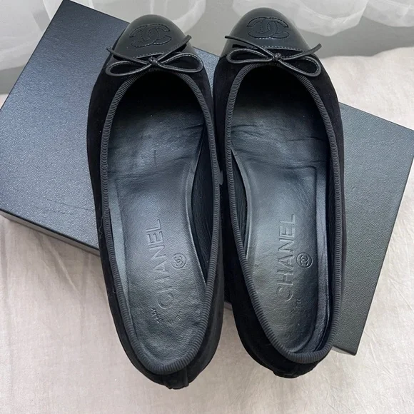 Auth Chanel Black Velvet Patent Classic CC Logo Ballerina Flats - Size 37.5